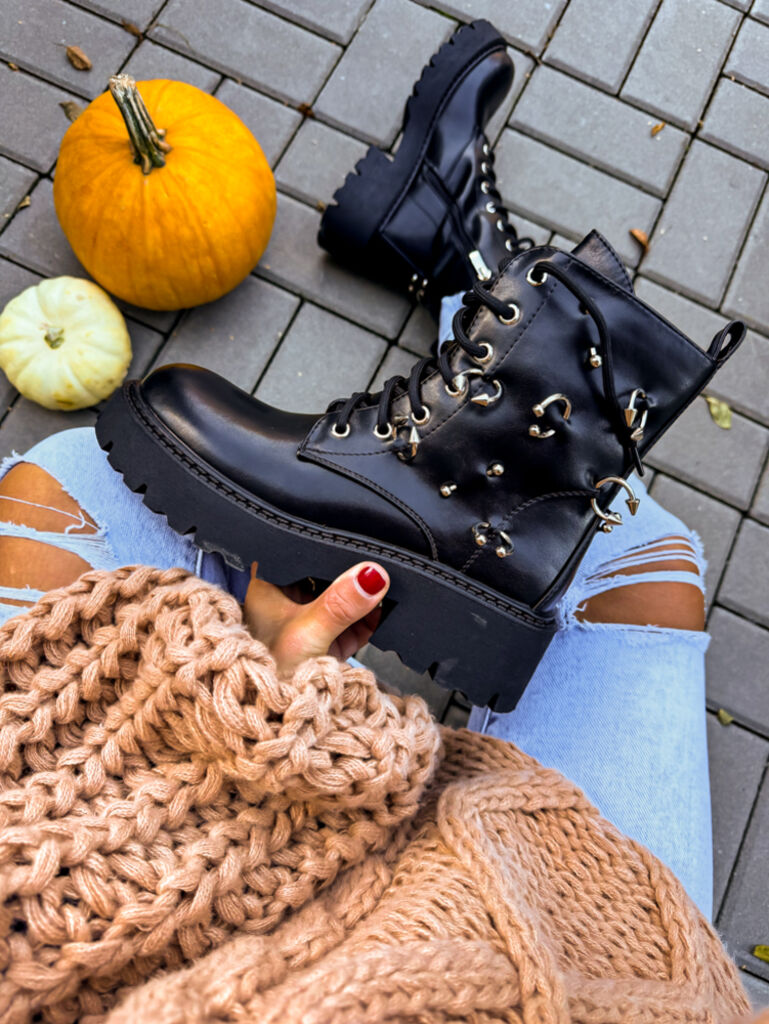 Füzős bokacsizma ezüst színű díszekkel THEA - next