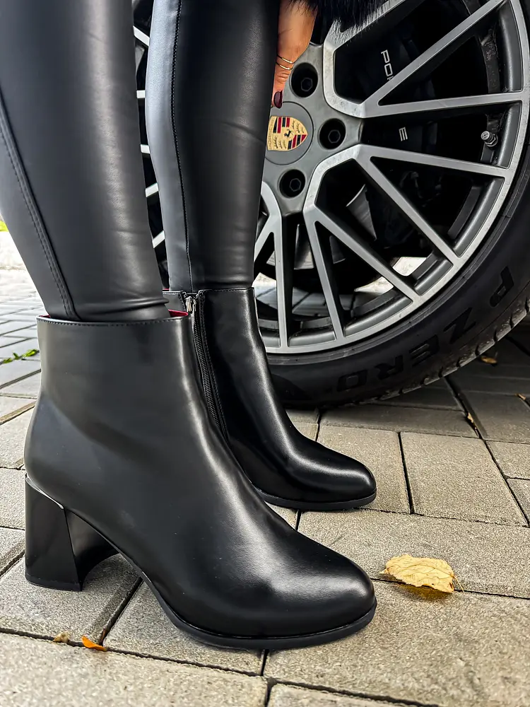 Fekete bokacsizma SABINA - next