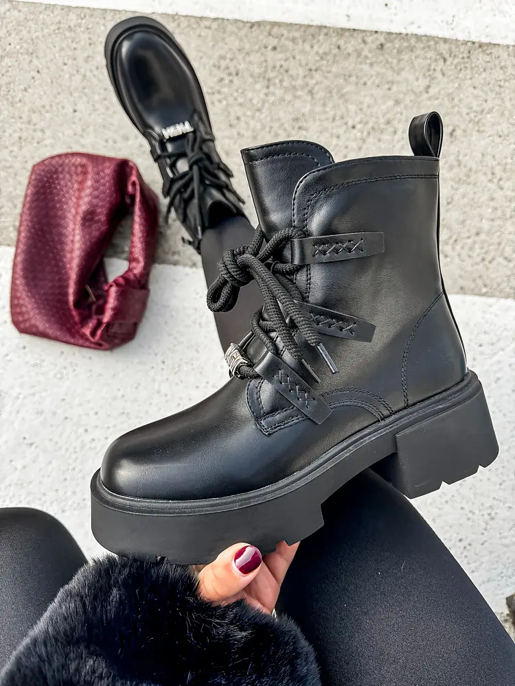 Fűzős bokacsizma CYRENA