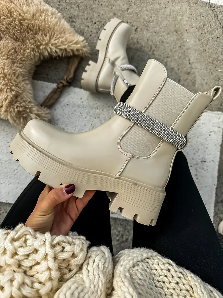 Bokacsizma ezüst színű disszel SAIRA