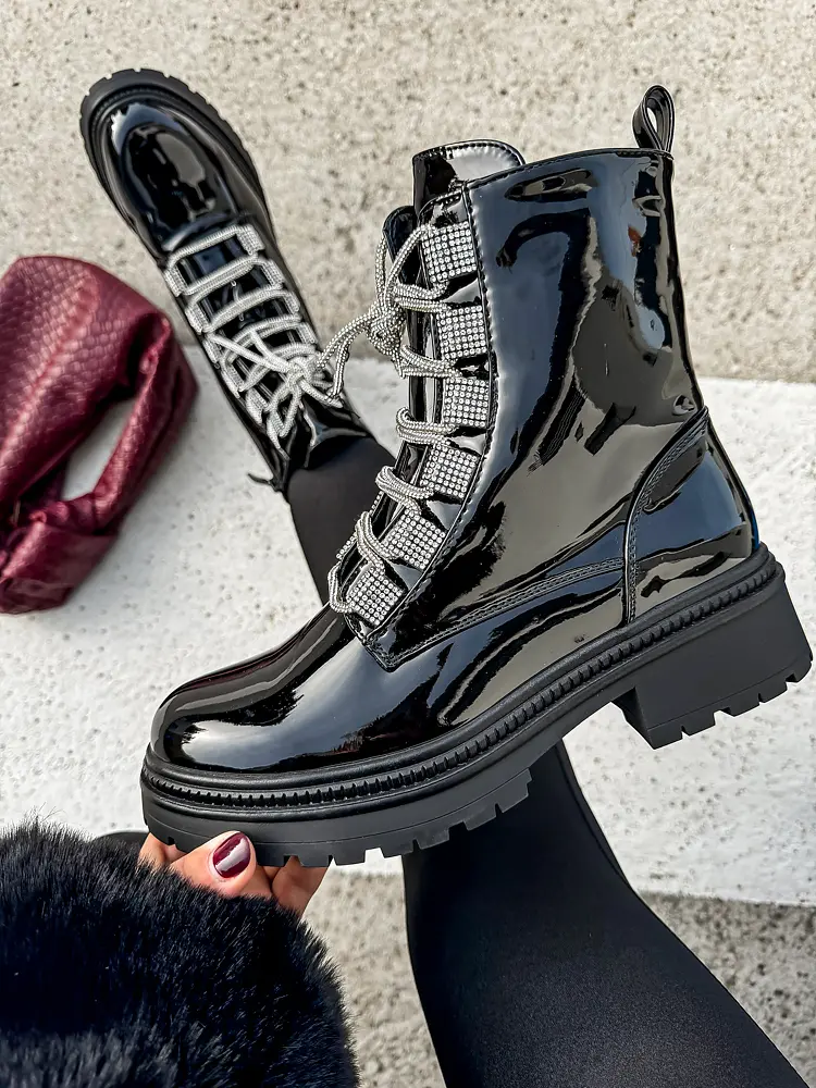 Ezüst kövecskés lakkozott fűzős csizma NERY