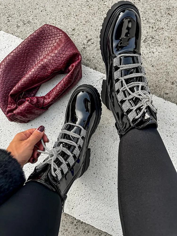 Ezüst kövecskés lakkozott fűzős csizma NERY - next