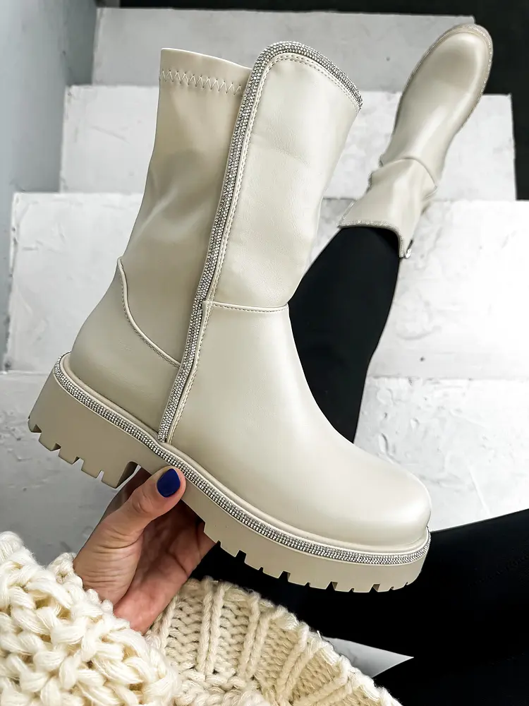 Bokacsizma ezüst színű disszel MADINA