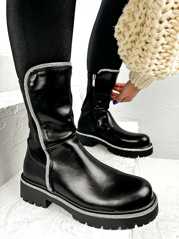 Bokacsizma ezüst színű disszel MADINA