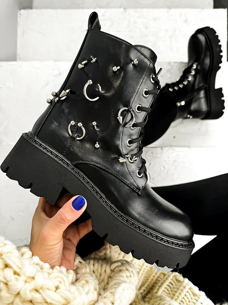 Füzős bokacsizma ezüst színű díszekkel THEA