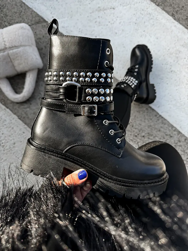 Ezüst díszes fekete fűzős bokacsizma DETTI