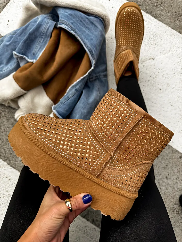 Nittekkel díszített hócsizma MECCA