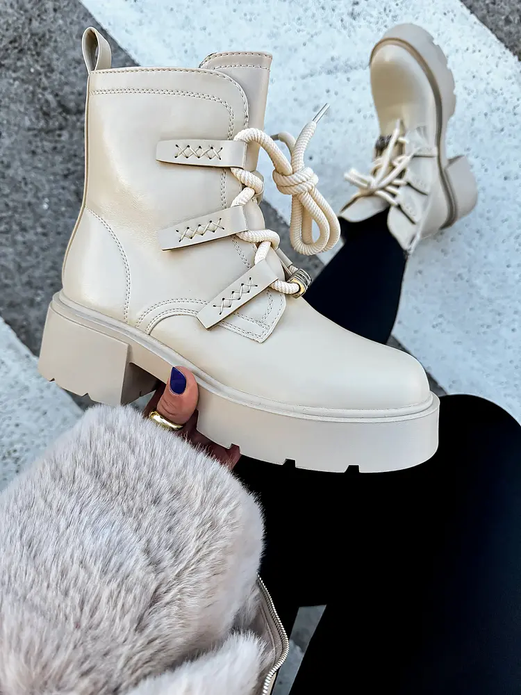 Fűzős bokacsizma CYRENA