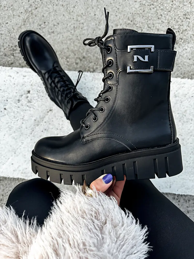 Fűzős bokacsizma dísszel JESSE