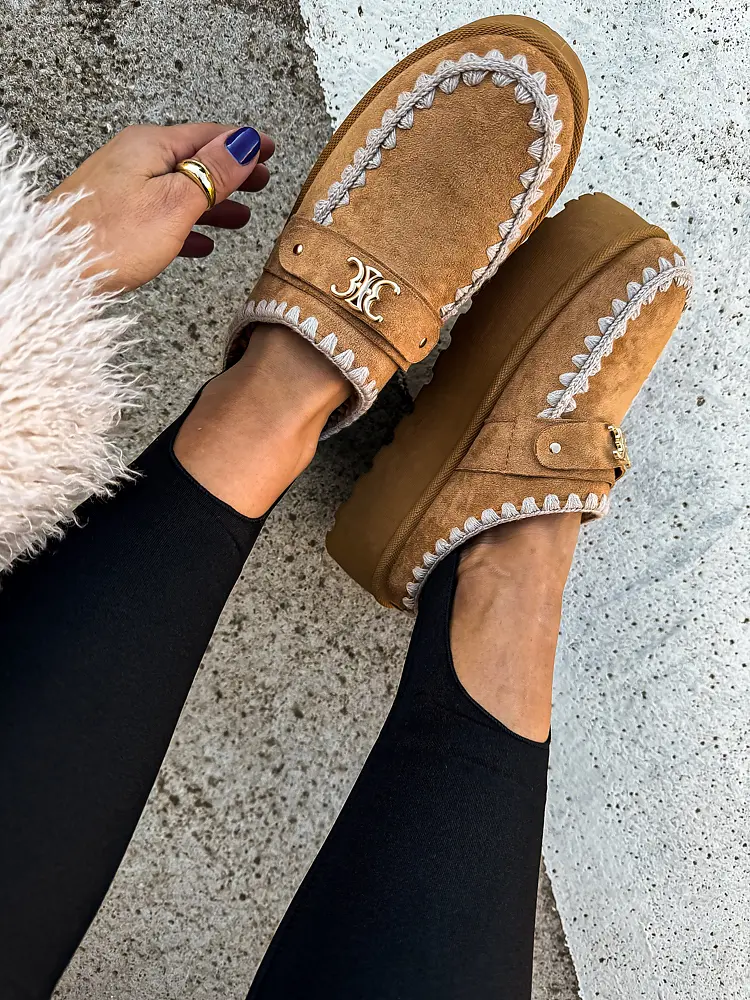 Meleg velúr cipő arany színű dísszel HADILA