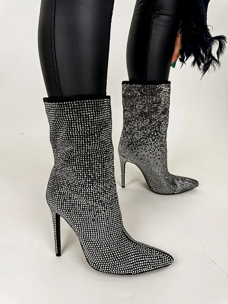 Kövecskékkel díszített bokacsizma EFFIE