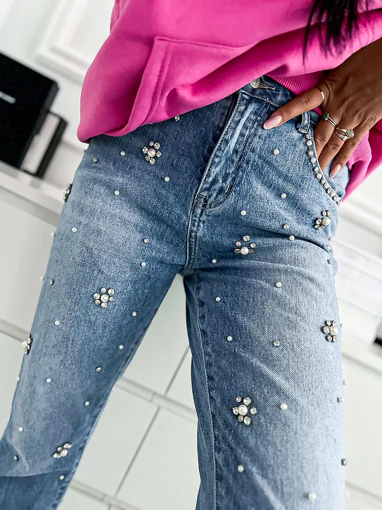 Kövekkel és gyöngyökkel díszített kék farmer - next