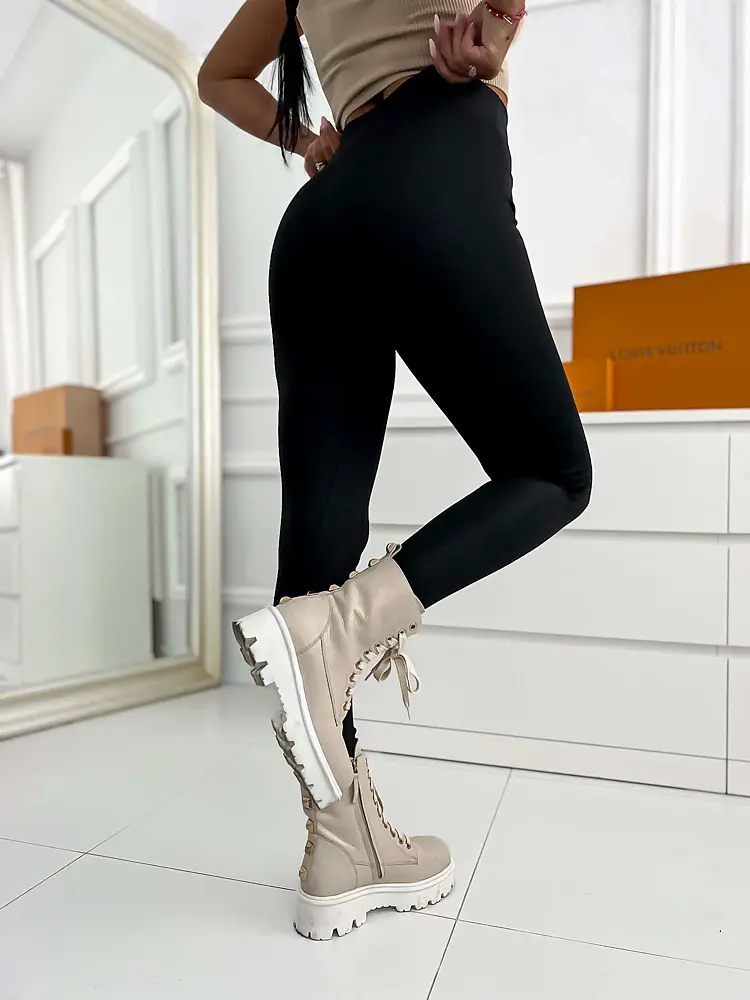 Fekete leggings arany színű gombokkal  - next