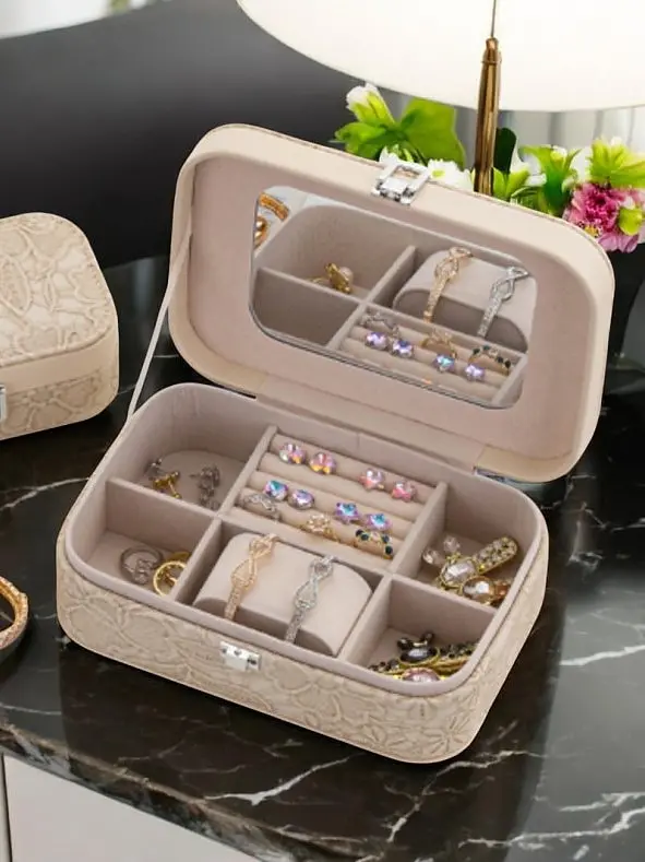 Elegáns ékszertartó  -  krémszínű