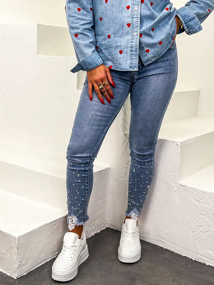 Kövecskékkel és gyöngyökkel díszített magas derekú skinny farmer 