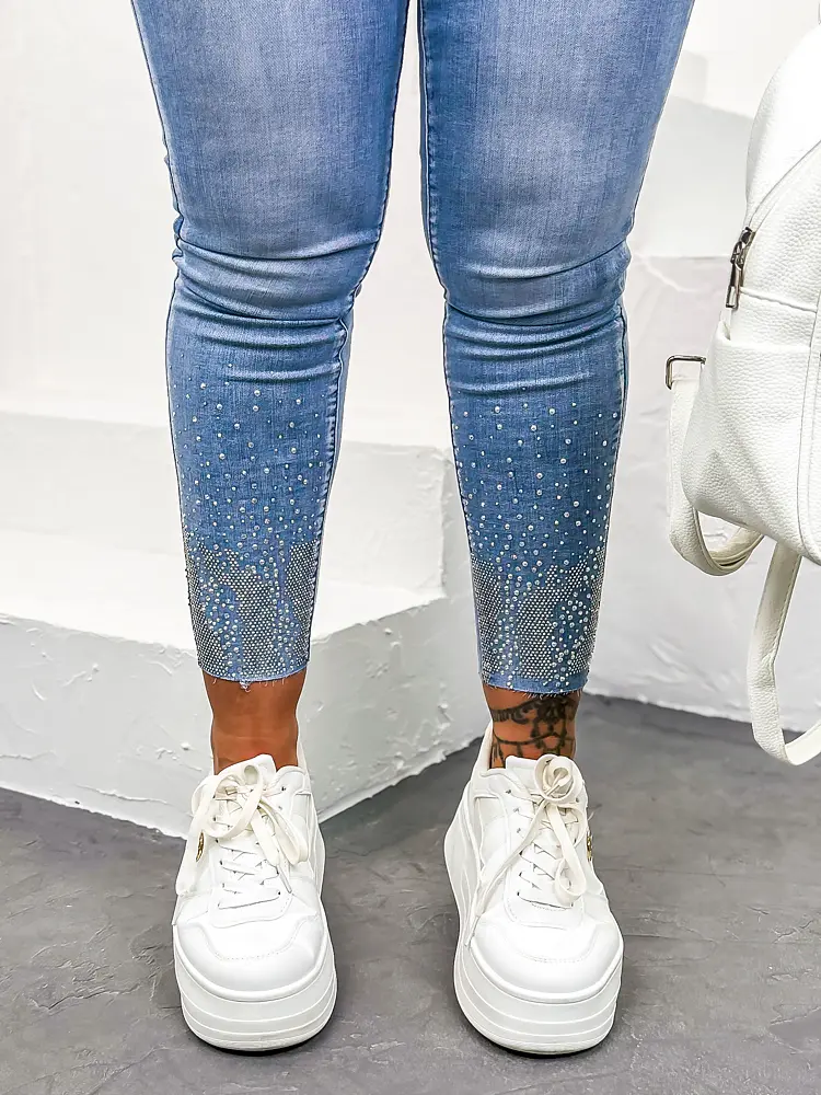 Kövecskékkel díszített női skinny farmer 