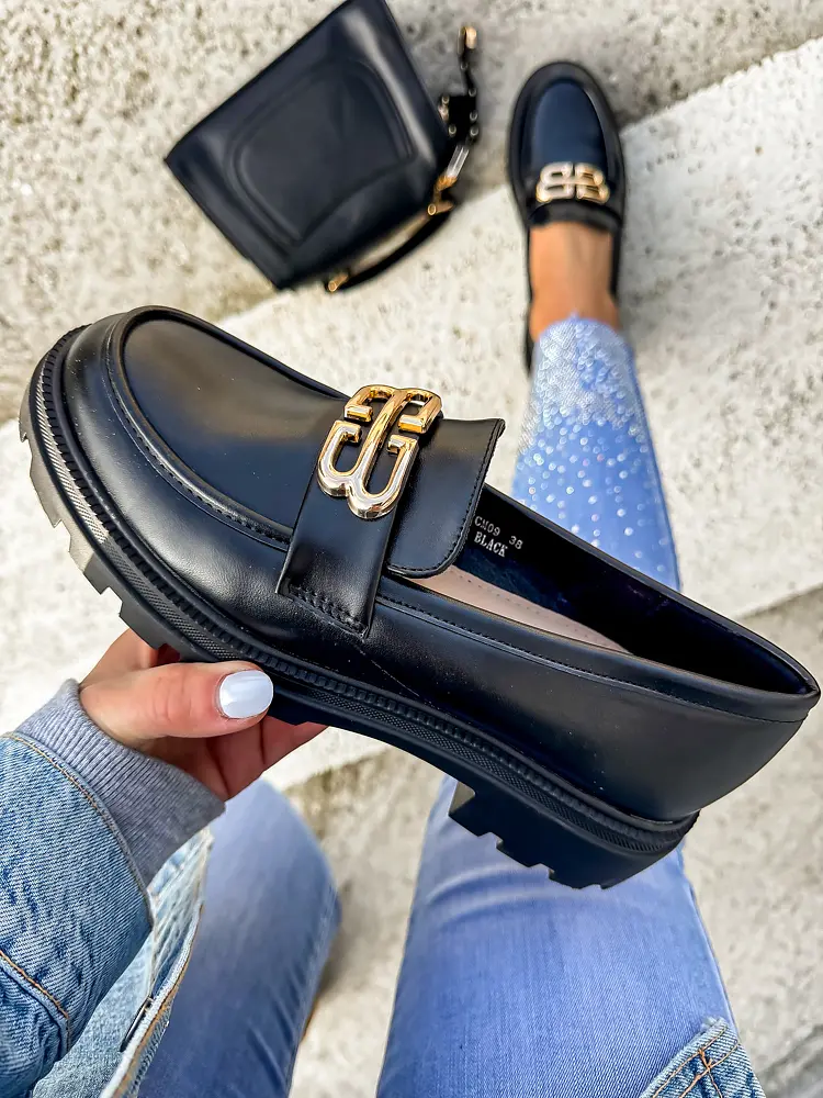 Fekete mokaszín arany színű dísszel VENDULA - next