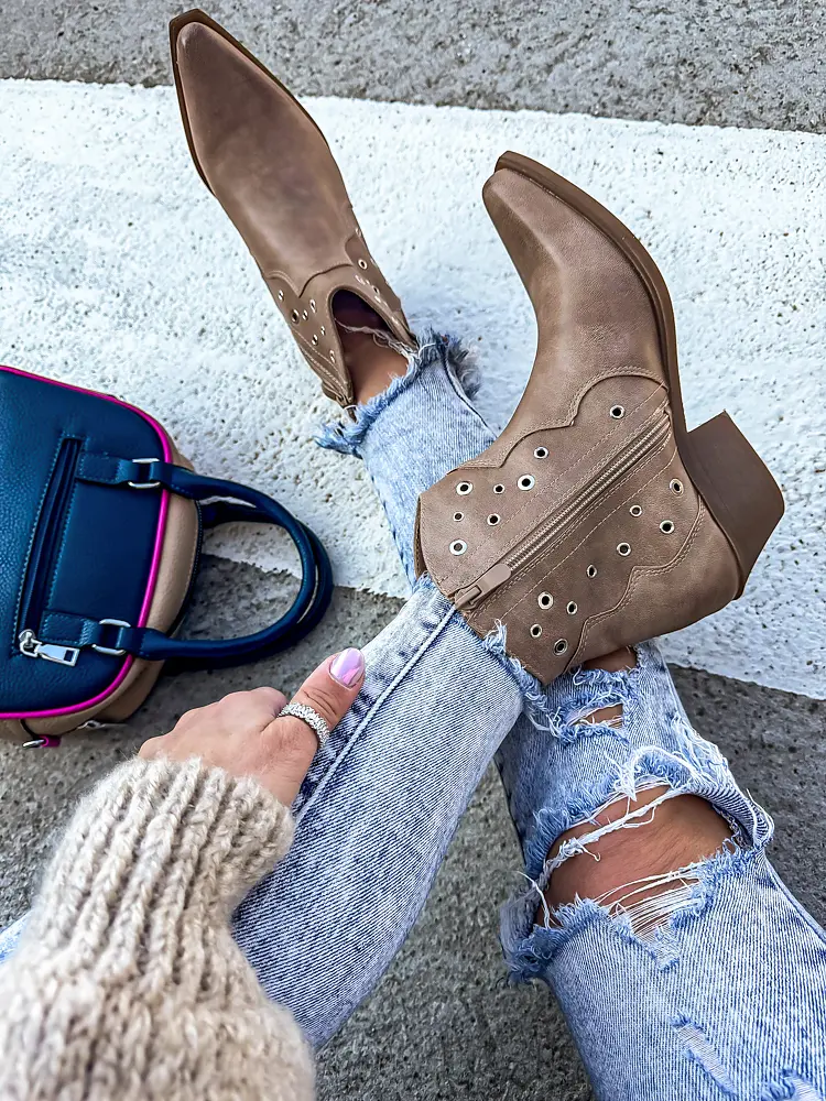 Ezüst nittekkel díszített tavaszi csizma VIVIANA - next