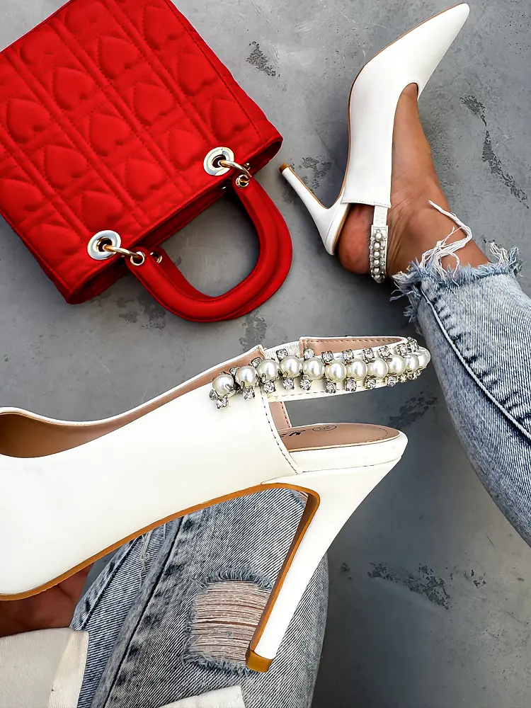 Gyöngyökkel díszített fehér szandál PALMIRA - next