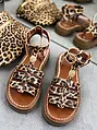 Leopárdmintás szandál arany színű dísszel ROMANA
