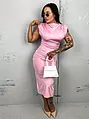 Elegáns hosszú pink ruha válltöméssel JENIS
