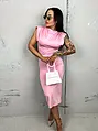 Elegáns hosszú pink ruha válltöméssel JENIS