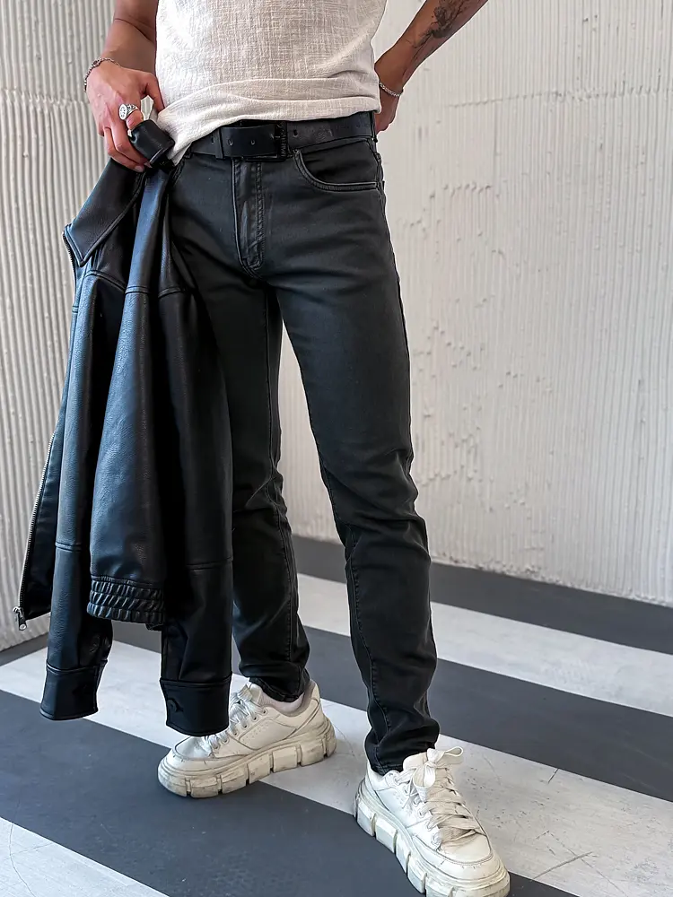 Fekete slim fit férfi farmer övvel