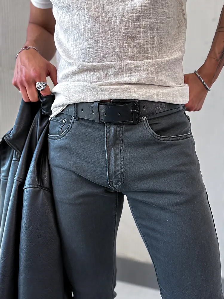 Fekete slim fit férfi farmer övvel - next