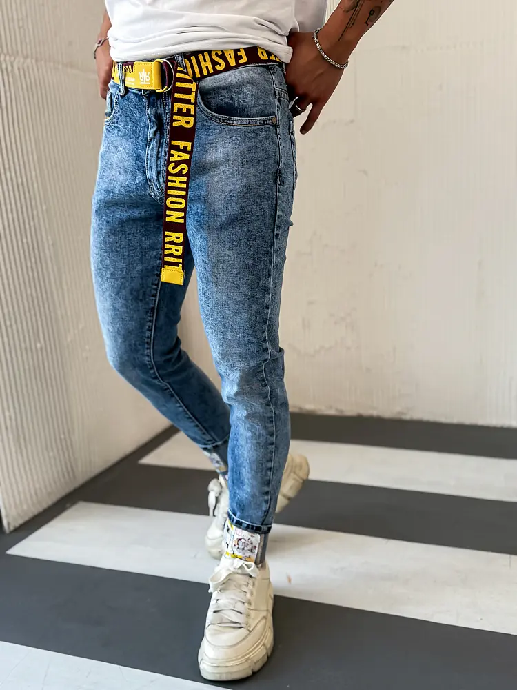 Kék férfi farmer övvel 