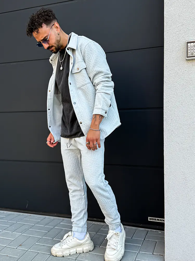 Sportosan elegáns férfi szabadidő együttes