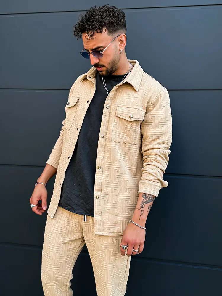 Sportosan elegáns férfi szabadidő együttes - next