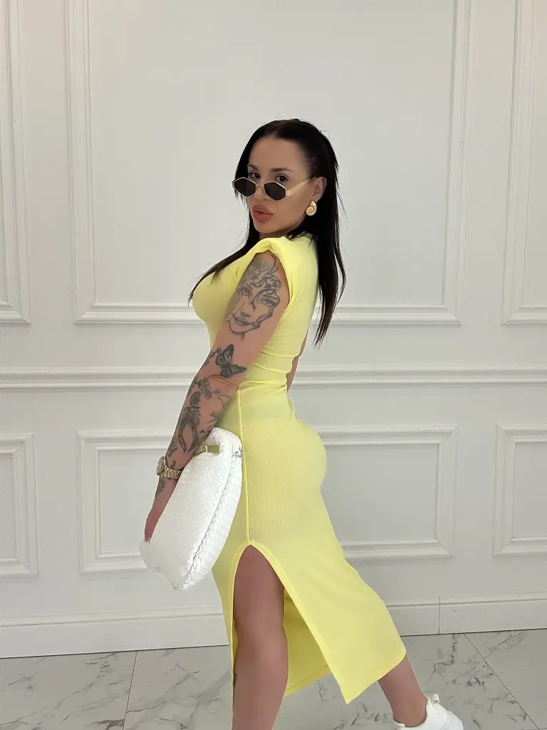 Bordázott anyagú hosszú ruha válltöméssel LORIE - next