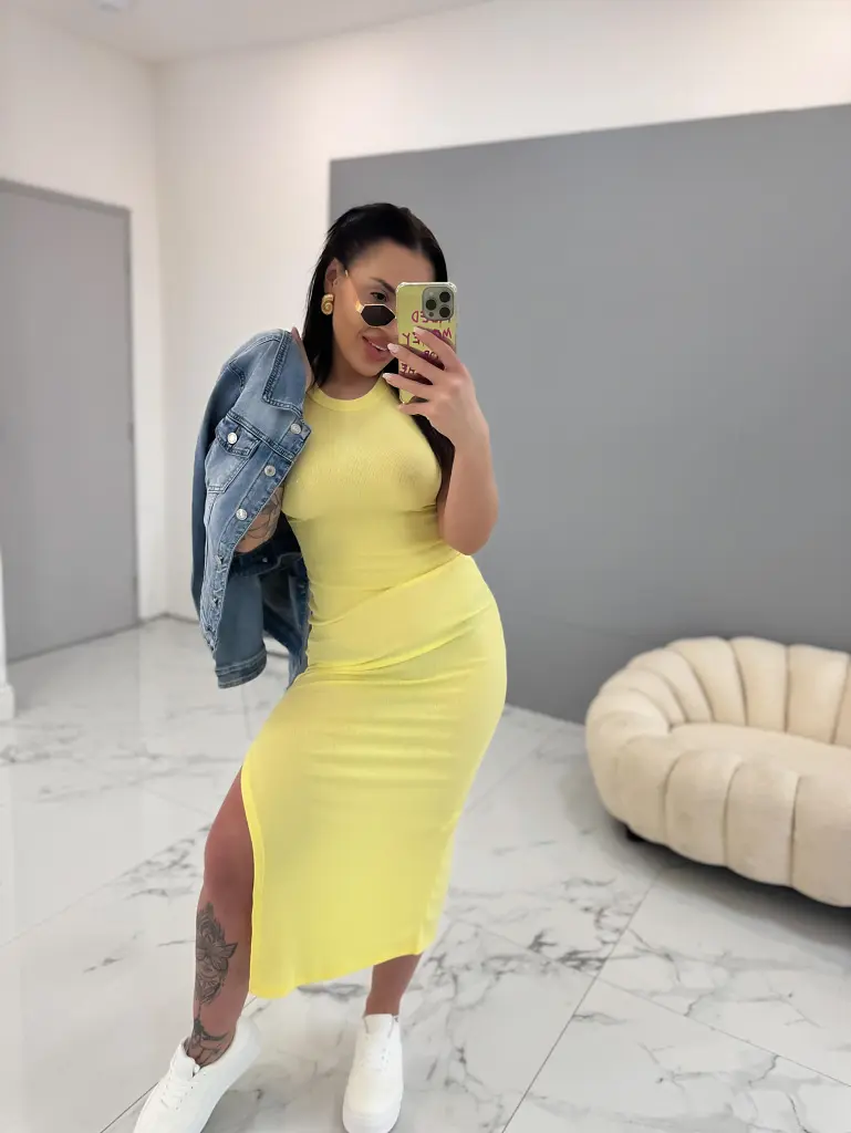 Bordázott anyagú hosszú ruha válltöméssel LORIE