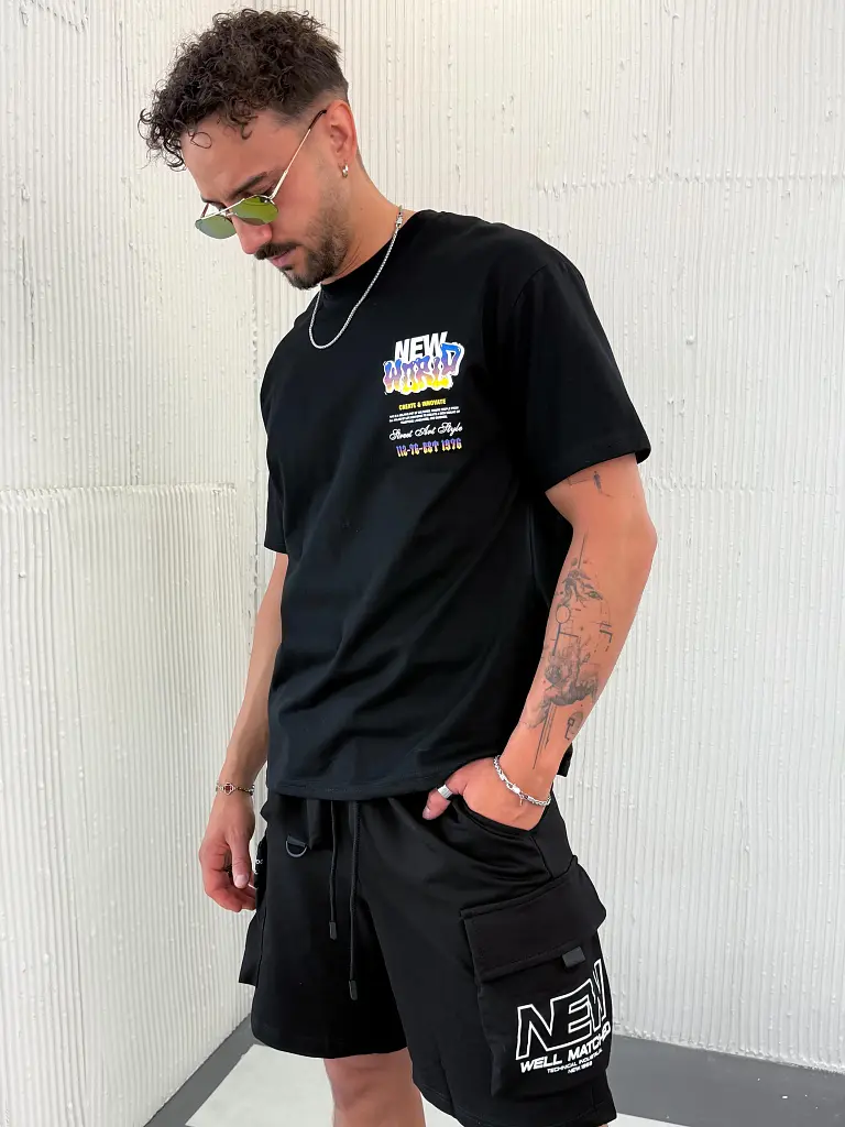 Nyomtatott mintás fekete férfi póló - next