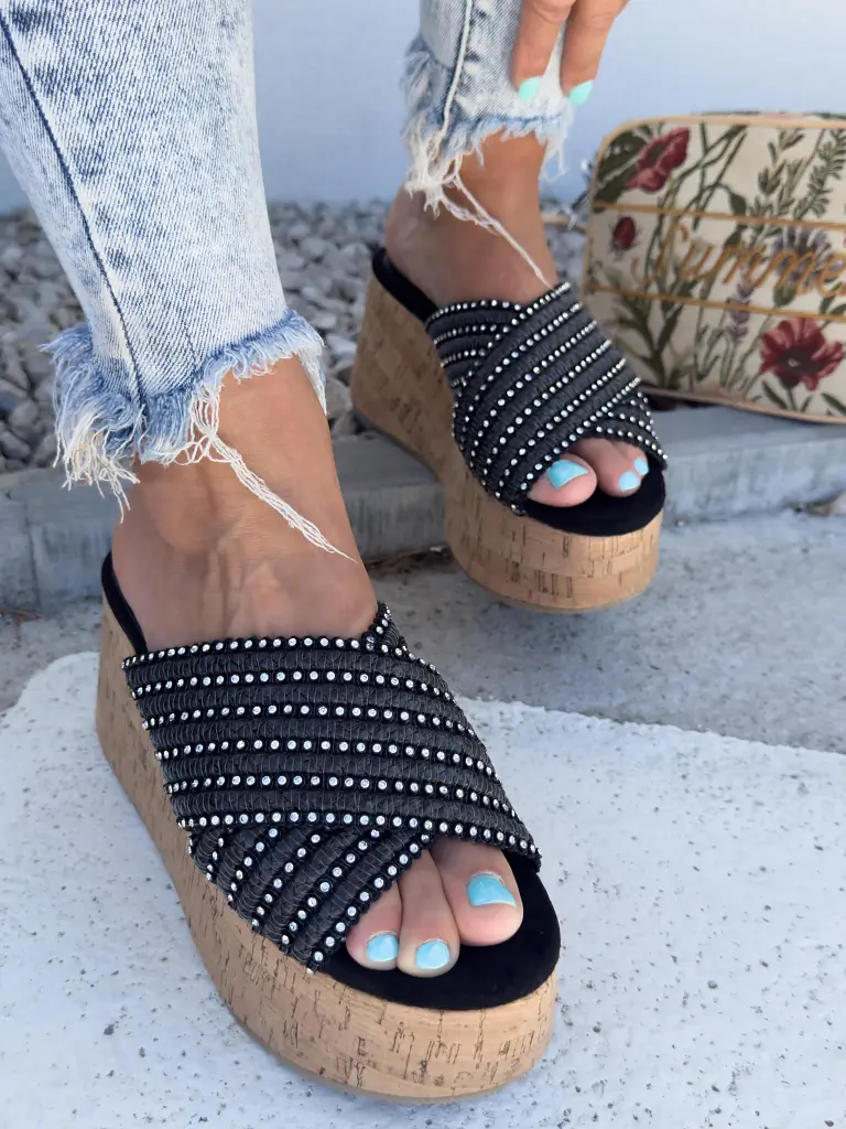 Kövekkel díszített platformos papucs MADONA