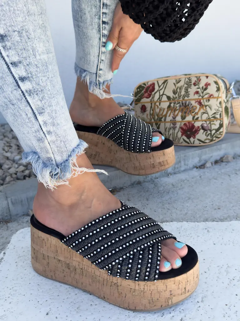 Kövekkel díszített platformos papucs MADONA - next