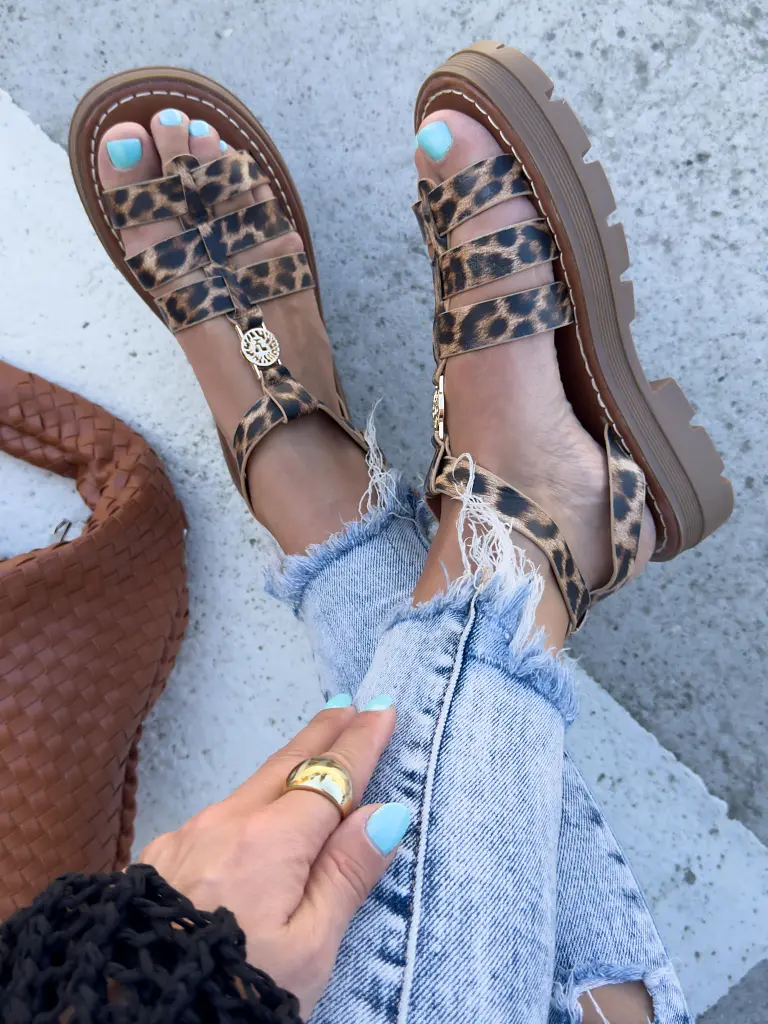 Leopárdmintás szandál arany színű dísszel ROMANA