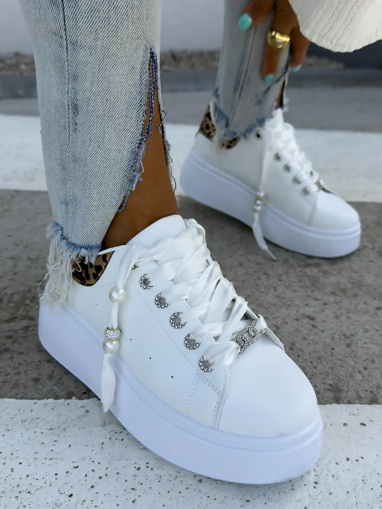 Kövecskékkel díszített platformos sportcipő ZELINA