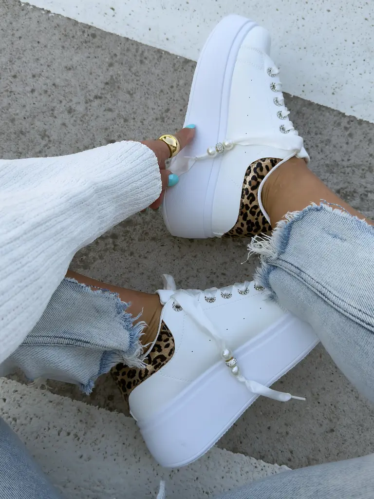 Kövecskékkel díszített platformos sportcipő ZELINA - next