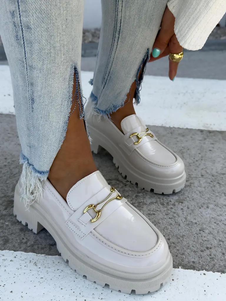 Bézs lakkozott mokaszín dísszel MELANIA