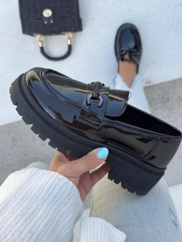 Fekete lakkozott mokaszín dísszel MELANIA - next