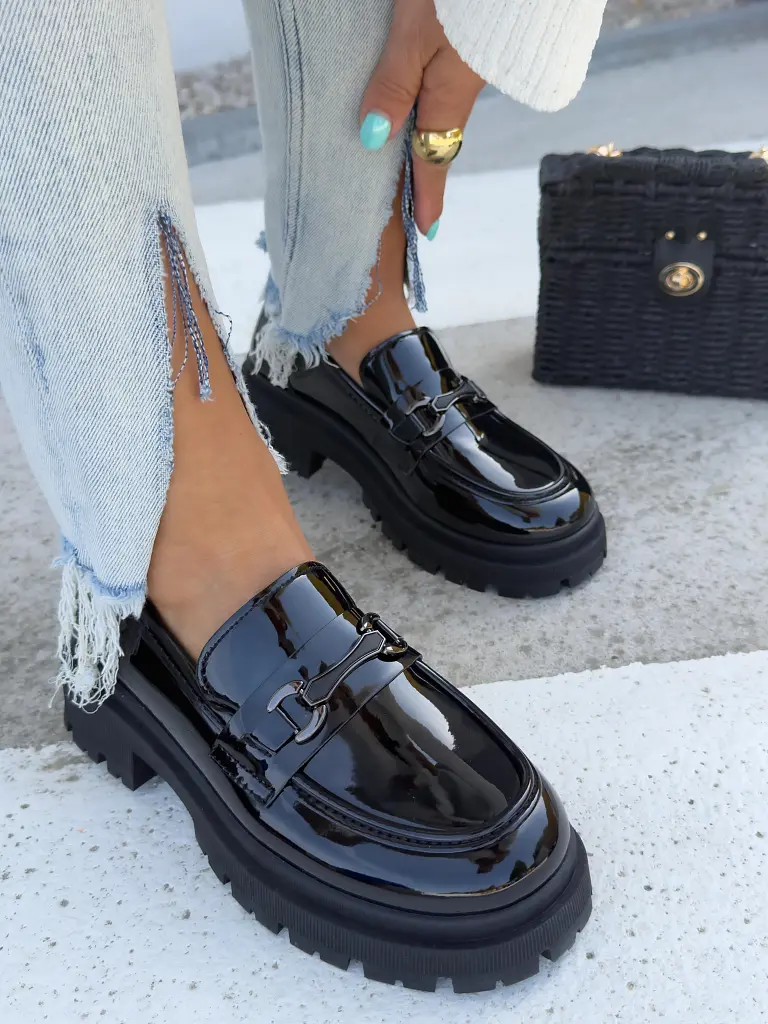 Fekete lakkozott mokaszín dísszel MELANIA