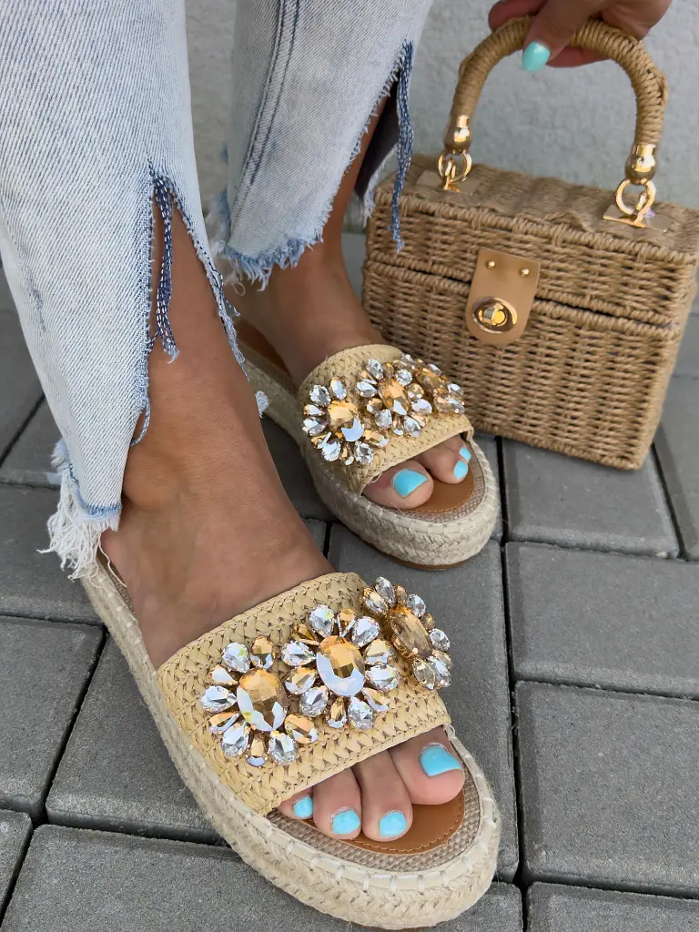 Kövekkel díszített papucs SELLY