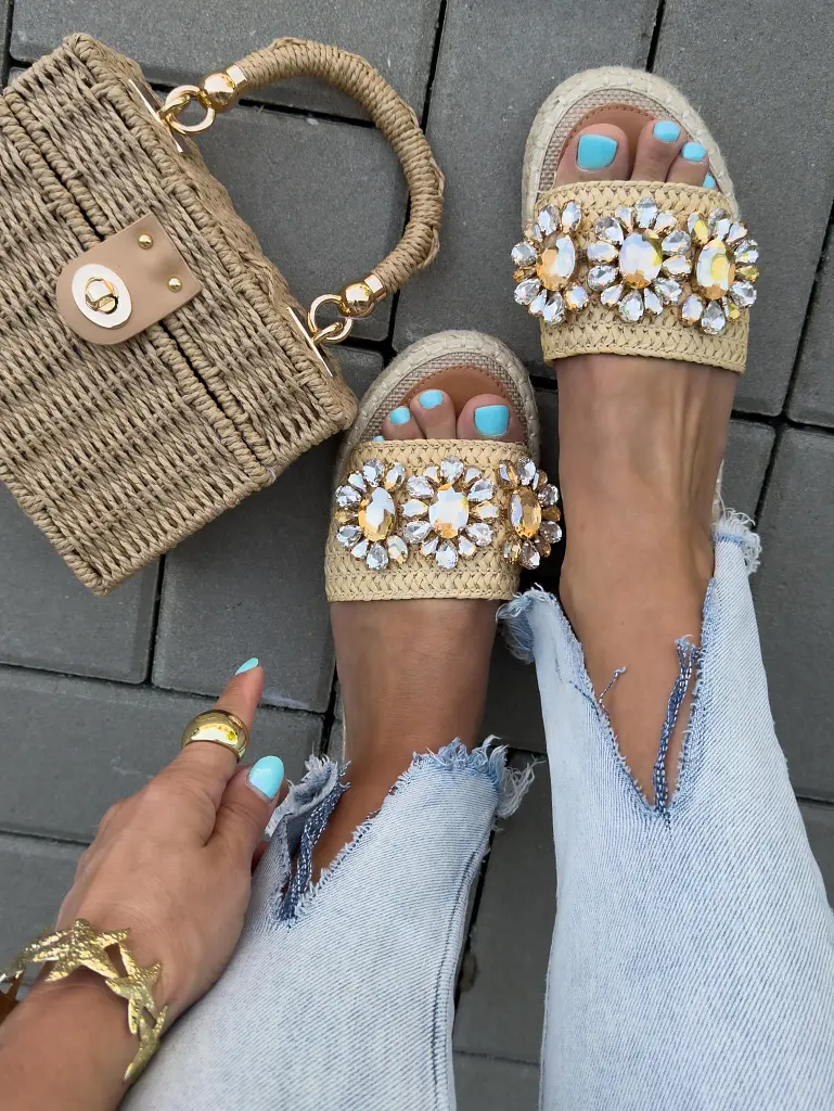 Kövekkel díszített papucs SELLY - next