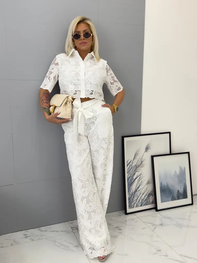 Prémium fehér hímzett együttes övvel EVALYNDA