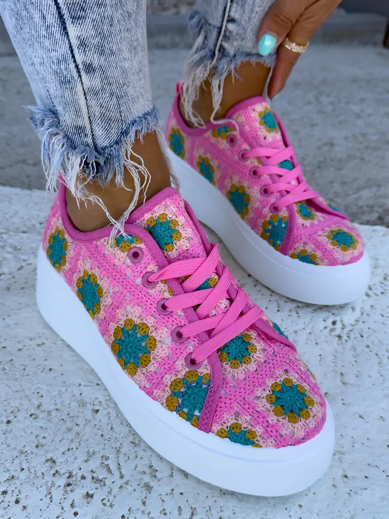 Elegáns hímzett sportcipő LUNABELL