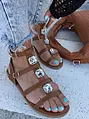 Kövekkel díszített barna szandál KENDALL