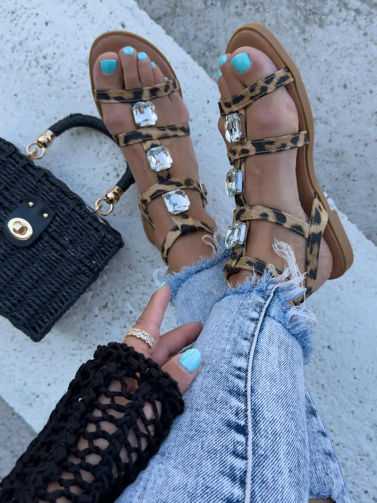 Kövekkel díszített leopárdmintás szandál KENDALL