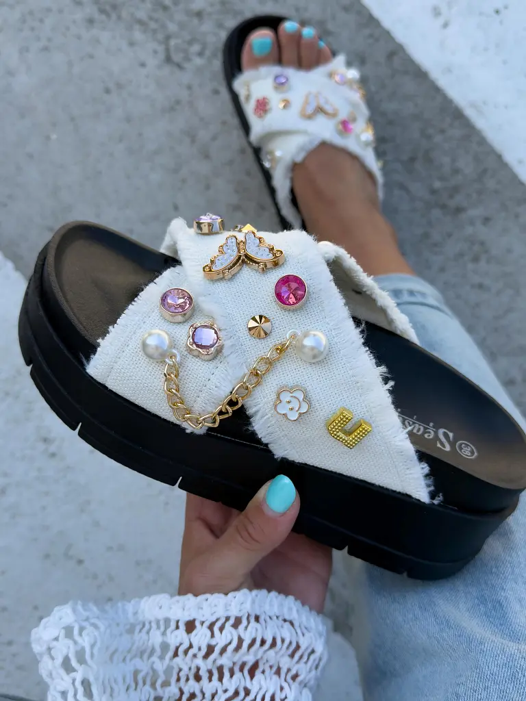 Kövekkel díszített farmer papucs COLLINS - next