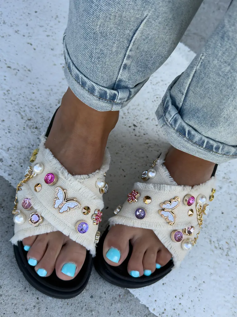 Kövekkel díszített farmer papucs COLLINS - next